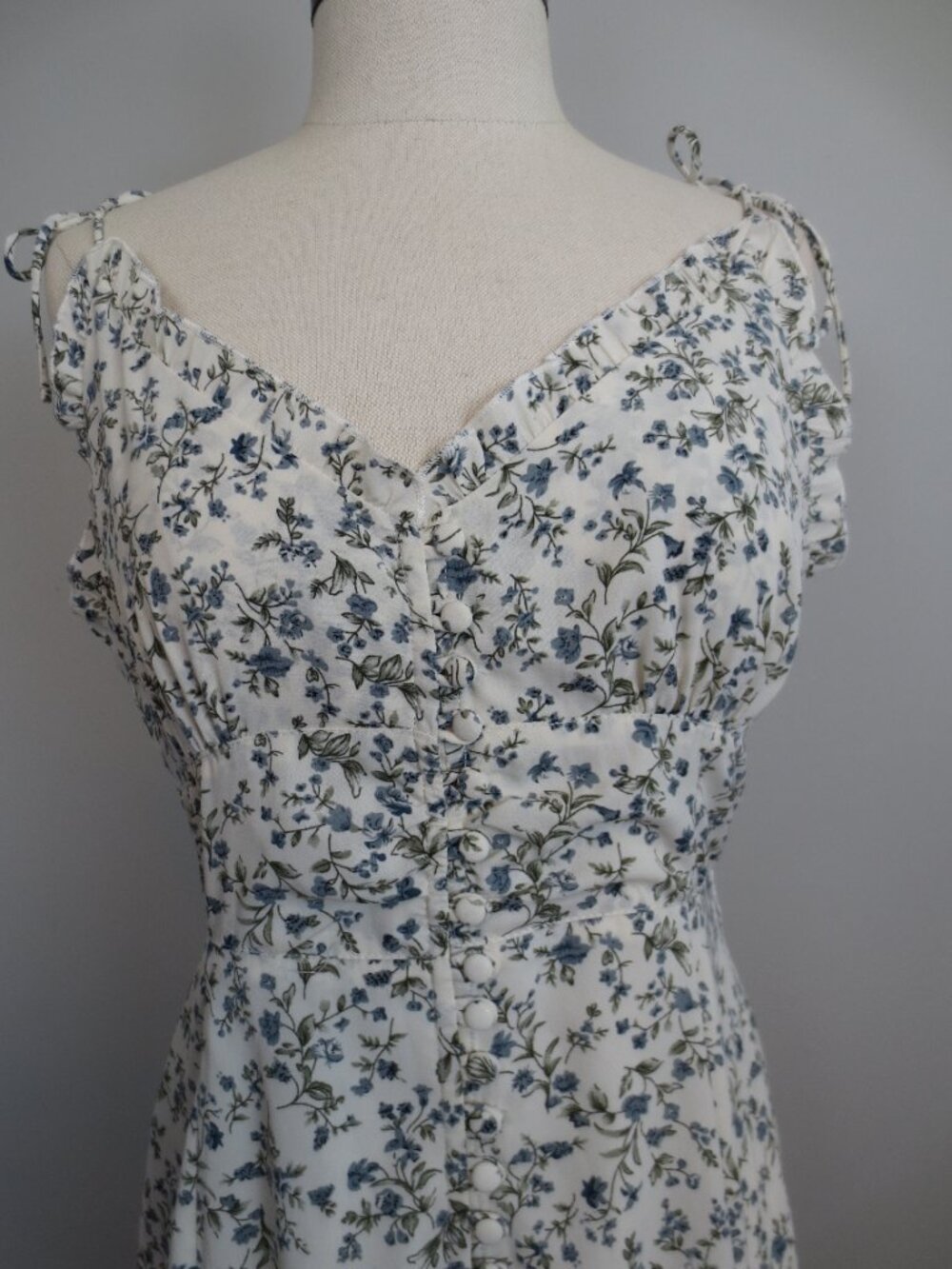 On You Blue & White Floral Button Front Tie Shoulder Flowy Midi Dress Medium